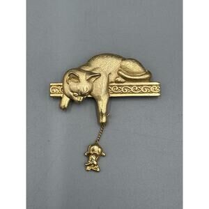 Vintage Brooch Pin SIGNED JJ Cat Playing W/ Mouse Dangle Gold Colored Jewelry